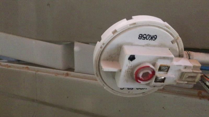 Phao cảm biến mực nước bên trong máy giặt Aqua bị hỏng