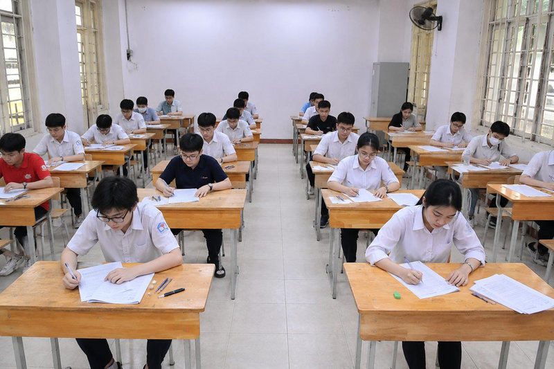 Phụ huynh và học sinh có thể dễ dàng kiểm tra kết quả tuyển sinh qua 4 kênh chính thức