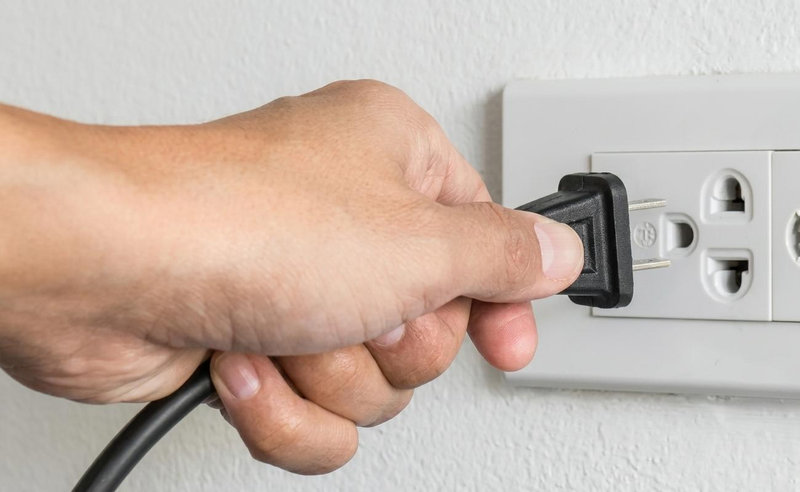 Rút điện và khởi động lại tivi để xóa các lỗi phần mềm tạm thời