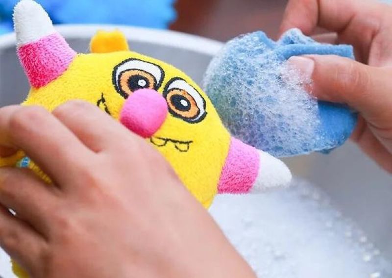 Sử dụng nước giặt để gấu được làm sạch nhanh và hiệu quả