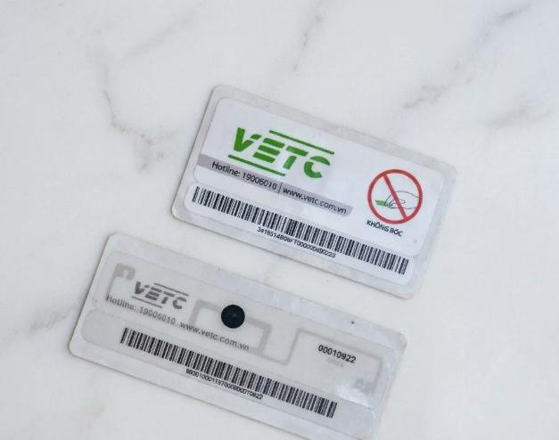 Thẻ VETC được dán trên đèn xe giúp hệ thống nhận diện nhanh chóng