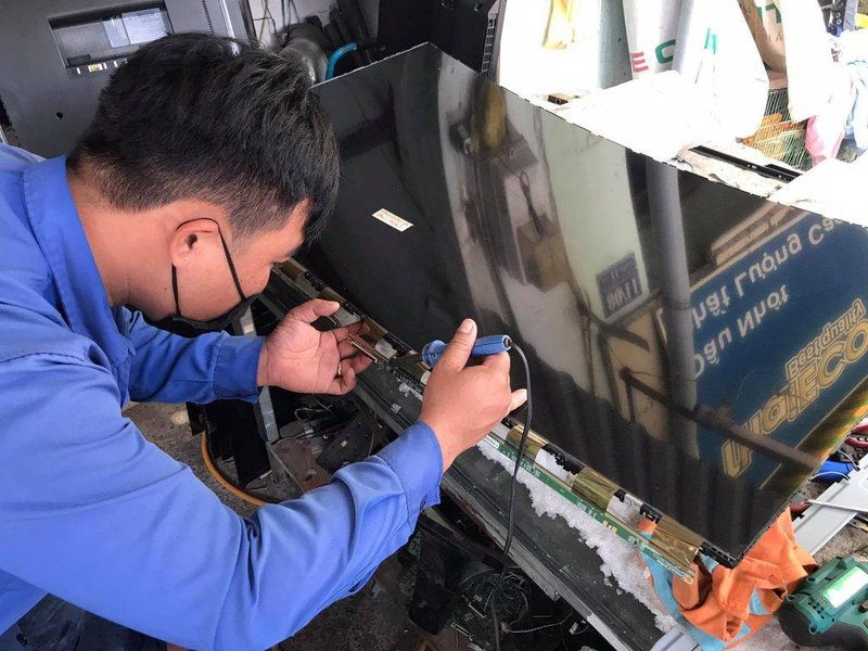 Bạn nên liên hệ kỹ thuật viên để được hỗ trợ khi gặp lỗi tivi LG nháy đèn đỏ 3 lần