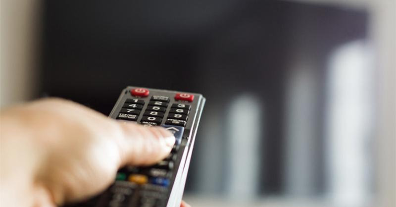 Kiểm tra remote là bước đơn giản khi gặp lỗi tivi LG nháy đèn đỏ 3 lần