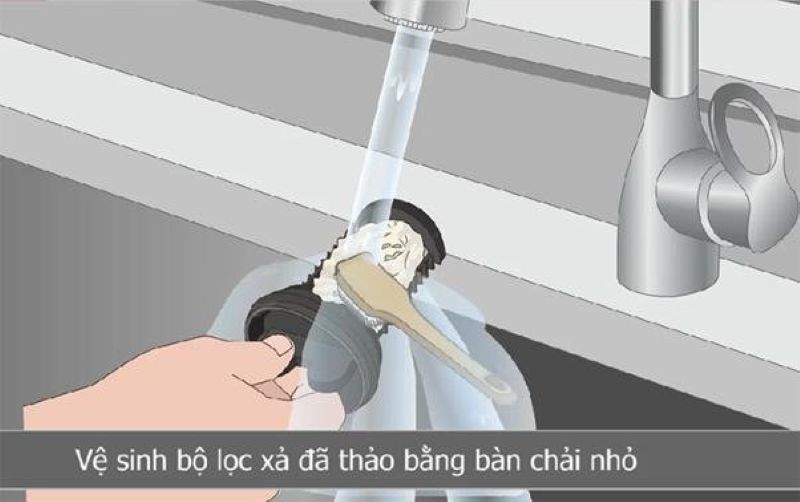 Vệ sinh thường xuyên ống thoát nước máy giặt để tránh máy giặt LG báo lỗi OE