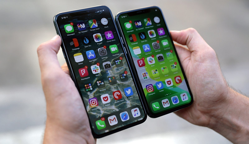 So sánh màu sắc giữa 2 chiếc iPhone sẽ biết thiết bị có bị ám màn hay không.