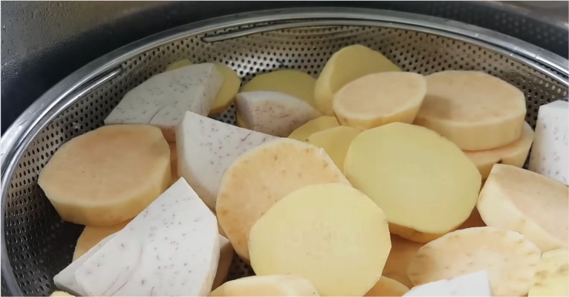 Khoai lang và khoai môn được cắt lát, chuẩn bị hấp chín để làm bánh