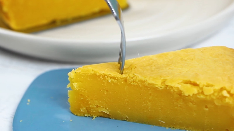 Miếng bánh khoai lang trứng vàng ươm, dẻo mịn được cắt ra đĩa