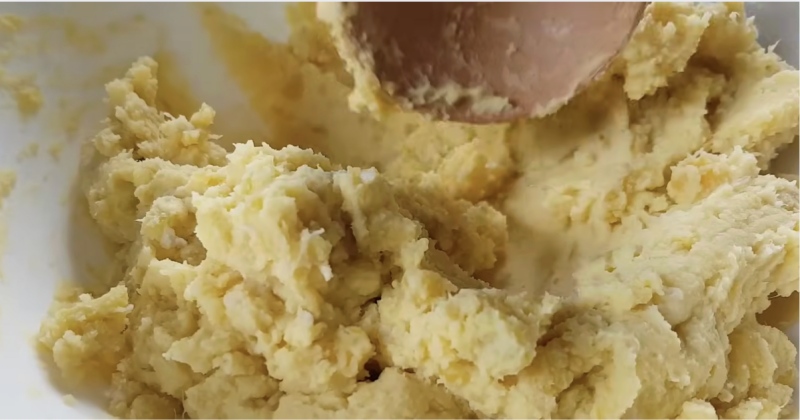 Trộn hỗn hợp khoai lang nghiền với trứng và sữa đến khi mịn