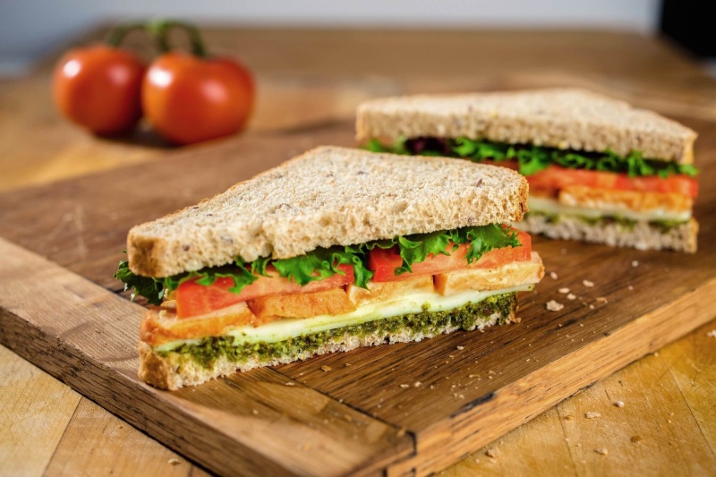 Bánh mì sandwich kẹp trứng xúc xích và rau củ