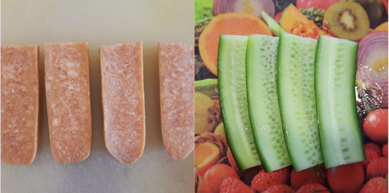 Xúc xích cắt đôi và dưa leo xắt lát