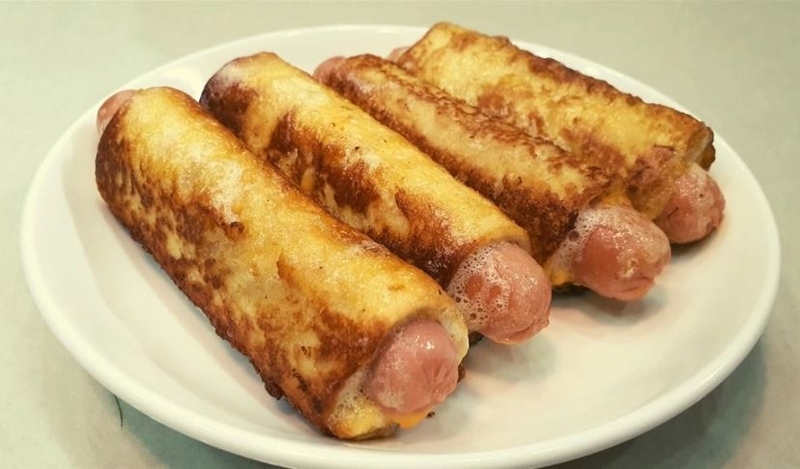 Bánh mì cuộn xúc xích chiên vàng giòn