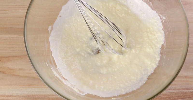 Trộn hỗn hợp bột và sữa bằng phới lồng chuẩn bị làm Cheese stick