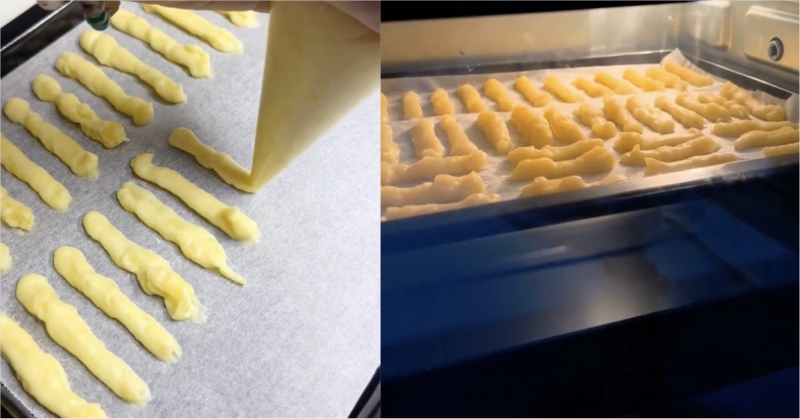 Bắt Cheese stick lên khay nướng và cho vào lò nướng chín vàng