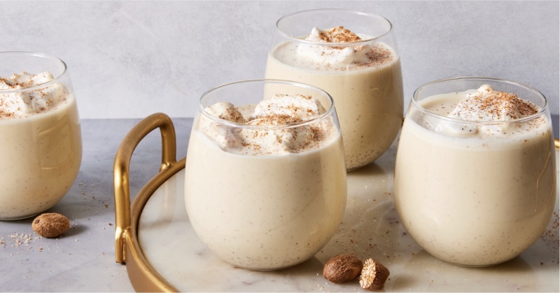 Ly Eggnog kem sữa béo ngậy, rắc bột nhục đậu khấu thơm dịu