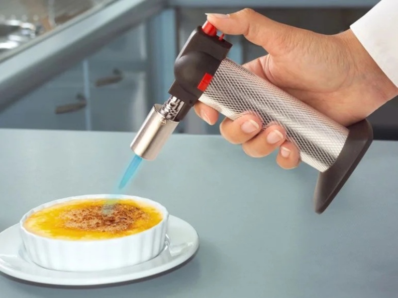 Dùng đèn khò caramel hóa mặt kem trứng vàng giòn