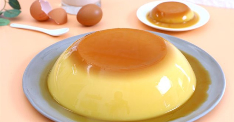 Pudding trứng vàng óng, phủ caramel hấp dẫn trên đĩa