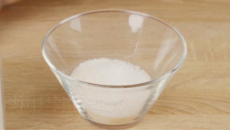 Chuẩn bị đường cát trắng để nấu caramel cho pudding trứng