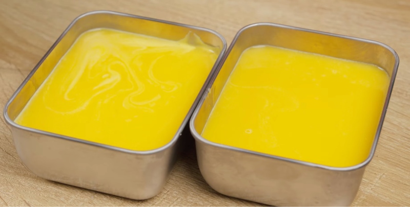 Đổ hỗn hợp pudding trứng vào khuôn