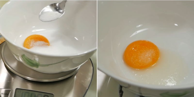 Cho đường vào lòng đỏ trứng trong tô