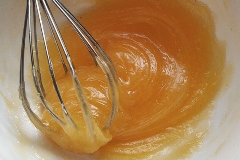 Đánh trứng với dầu ăn đến khi sệt mịn