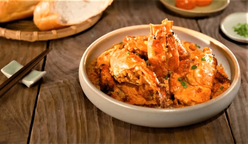 Tôm sốt trứng muối vàng óng, ăn kèm bánh mì