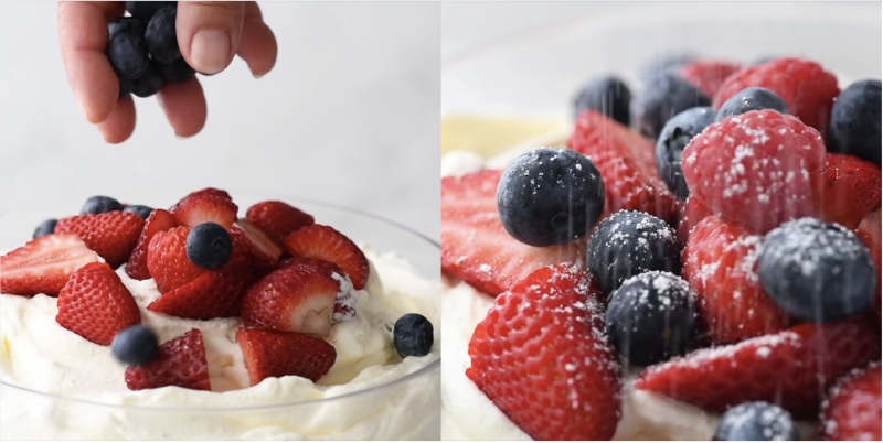 Trang trí mặt trifle bằng dâu tây, việt quất và rắc đường bột