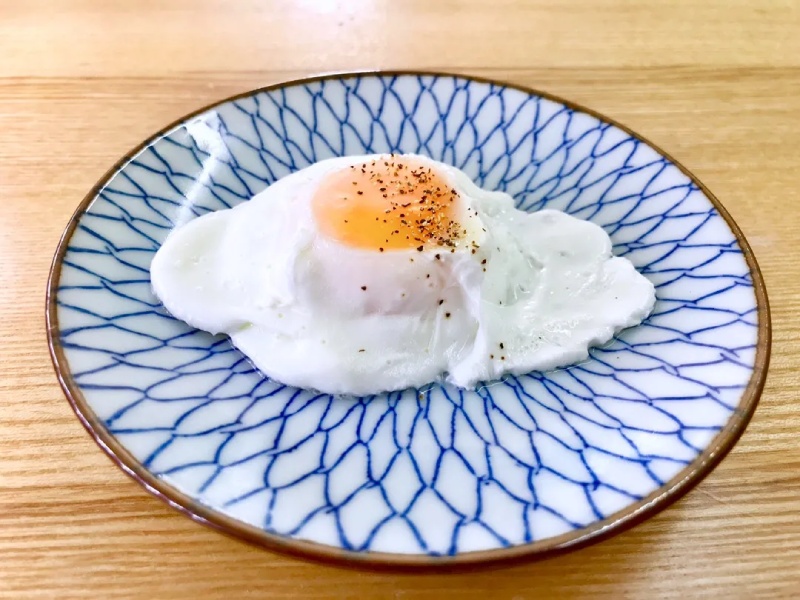 Trứng chần lòng đào rắc tiêu trên đĩa