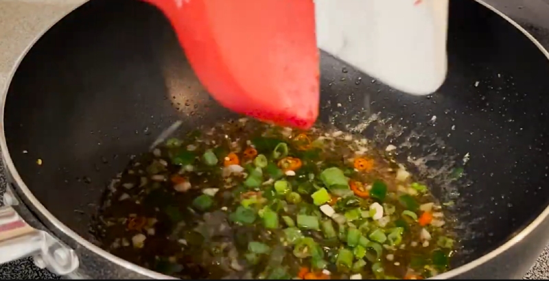 Phi nước mắm tỏi ớt hành lá làm nước sốt ăn kèm