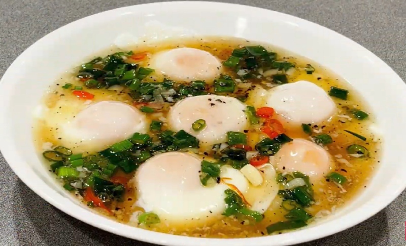 Dĩa trứng chần sốt nước mắm tỏi ớt hành lá