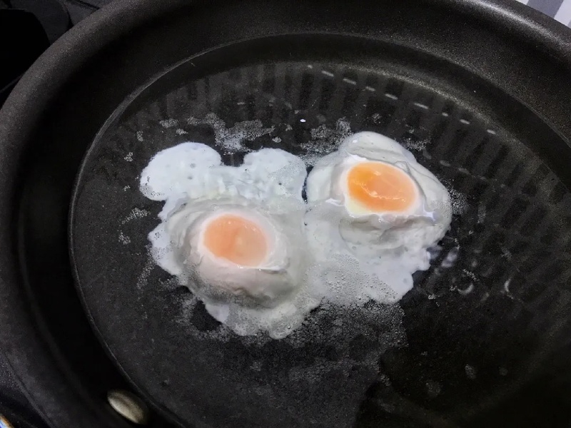 Trứng đang chần trong nồi nước sôi nhẹ