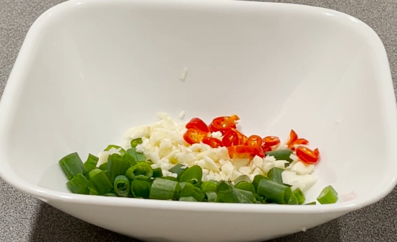 Tỏi, ớt và hành lá băm nhỏ trong tô
