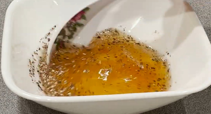 Pha nước mắm với tiêu và đường