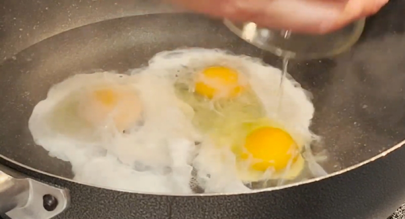Thả trứng vào chảo nước sôi để chần