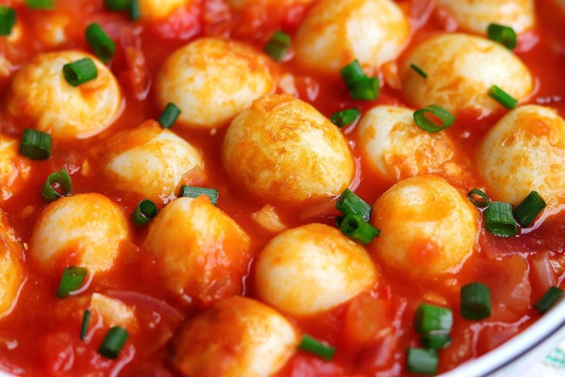 Trứng cút sốt cà chua rắc thêm hành lá