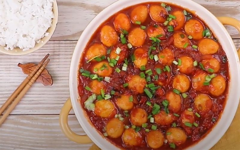 Nồi trứng cút sốt cà chua sánh mịn ăn kèm cơm trắng