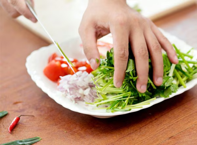 Sơ chế rau thơm và cà chua
