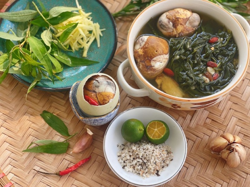 Trứng vịt lộn hầm ngải cứu thuốc bắc bày trên mẹt tre