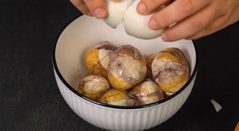 Trứng vịt lộn đã luộc bóc vỏ cho vào tô