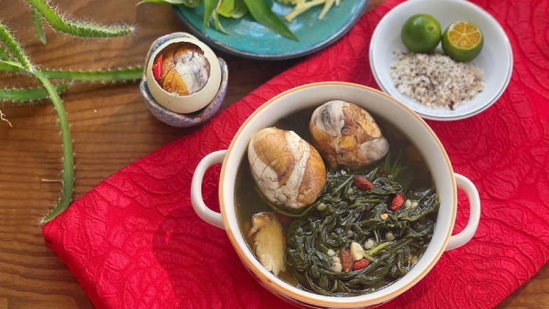 Tô trứng vịt lộn hầm ngải cứu bày cùng muối tiêu