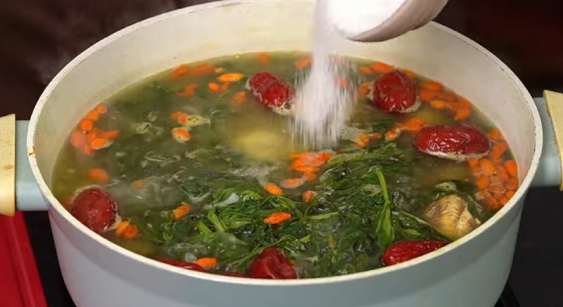 Nêm gia vị vào nồi trứng hầm ngải cứu và thuốc bắc