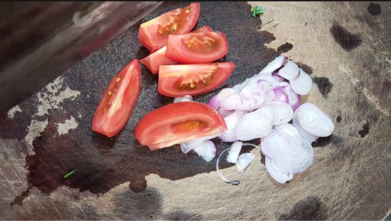 Cà chua và hành tím thái lát chuẩn bị nấu canh hẹ trứng