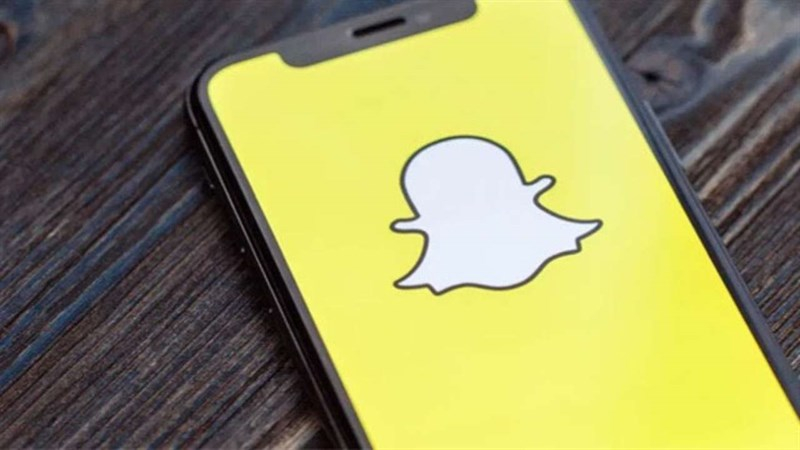 Màn hình điện thoại mở ứng dụng Snapchat với logo nền vàng