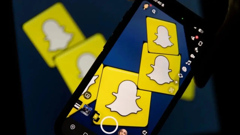 Mở ứng dụng Snapchat trên điện thoại với logo màu vàng đặc trưng
