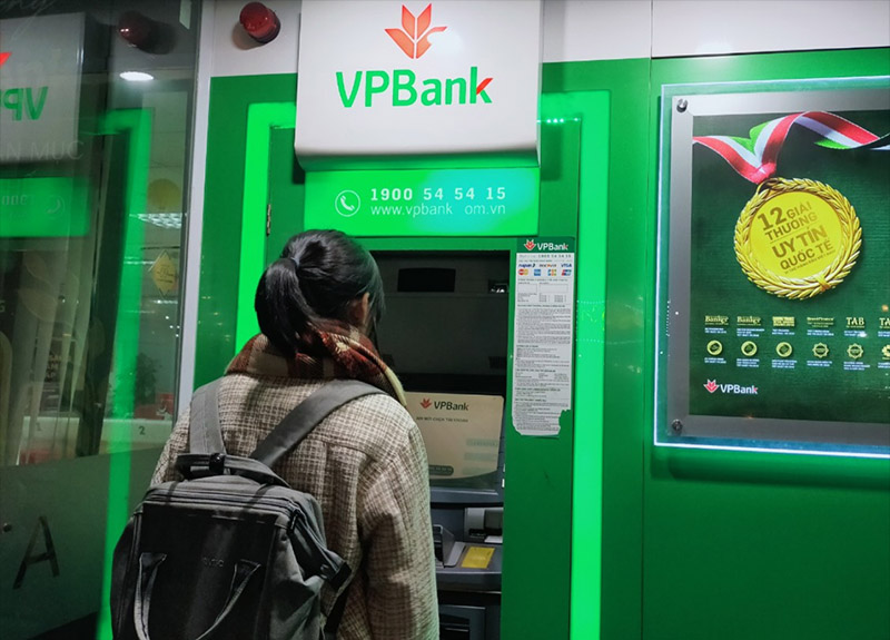 Đến cây ATM để kiểm tra số dư tài khoản VPBank
