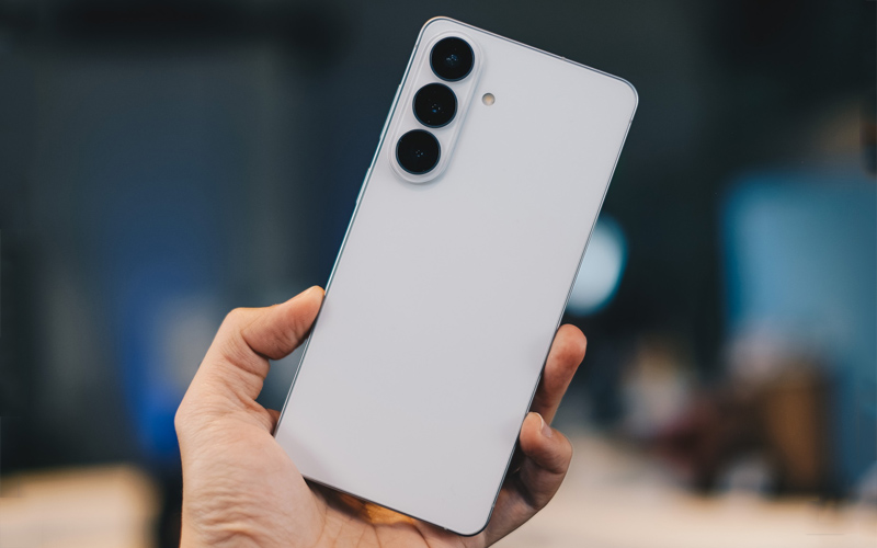 Galaxy S26 Plus mang đến trải nghiệm cầm nắm nhẹ nhàng