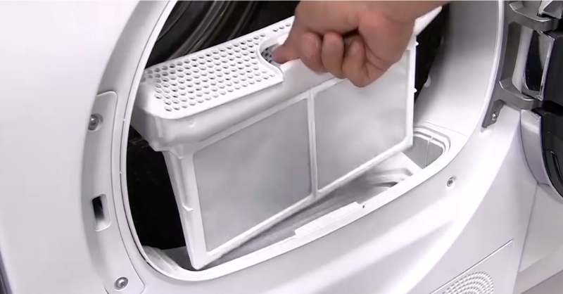 Kéo tấm lọc bụi và xơ vải ra khỏi máy sấy Bosch