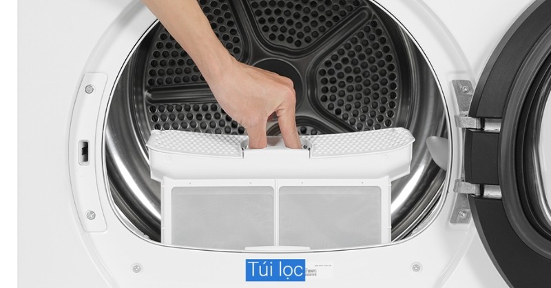 Vệ sinh lưới lọc xơ vải ngay sau mỗi chu trình sấy