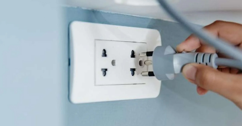 Cắm nguồn điện và nhấn/chạm nút On/Off để bật máy hút mùi HafelHafele