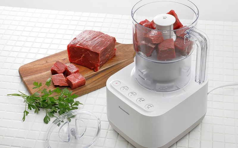 Chọn đúng máy xay sinh tố có cối nhỏ để xay thịt.