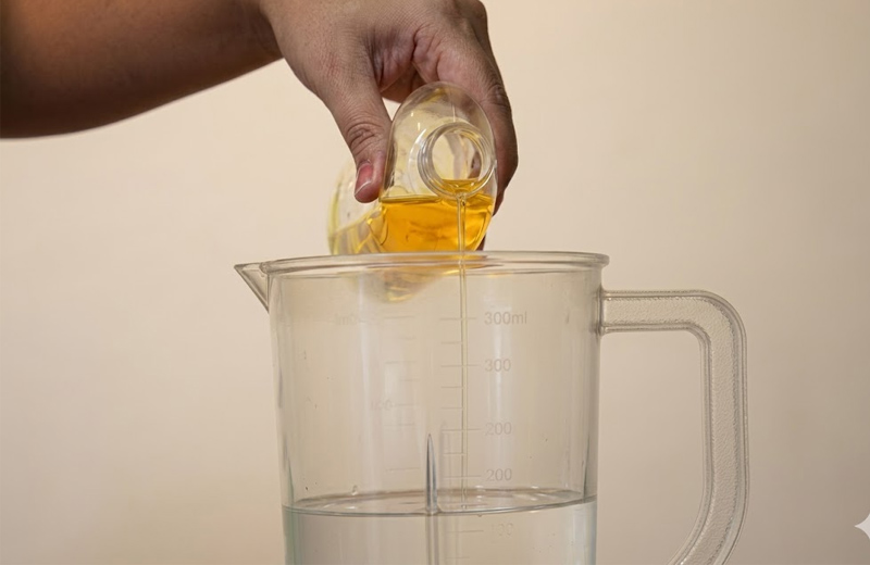 Cho nước ấm vào cối xay, thêm 1 - 2 giọt nước rửa chén